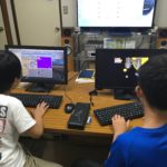 授業中でプログラミングをしている男の子2人