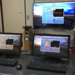 ITえき塾の教室内の風景。50インチ液晶ディスプレイとパソコンが2台。