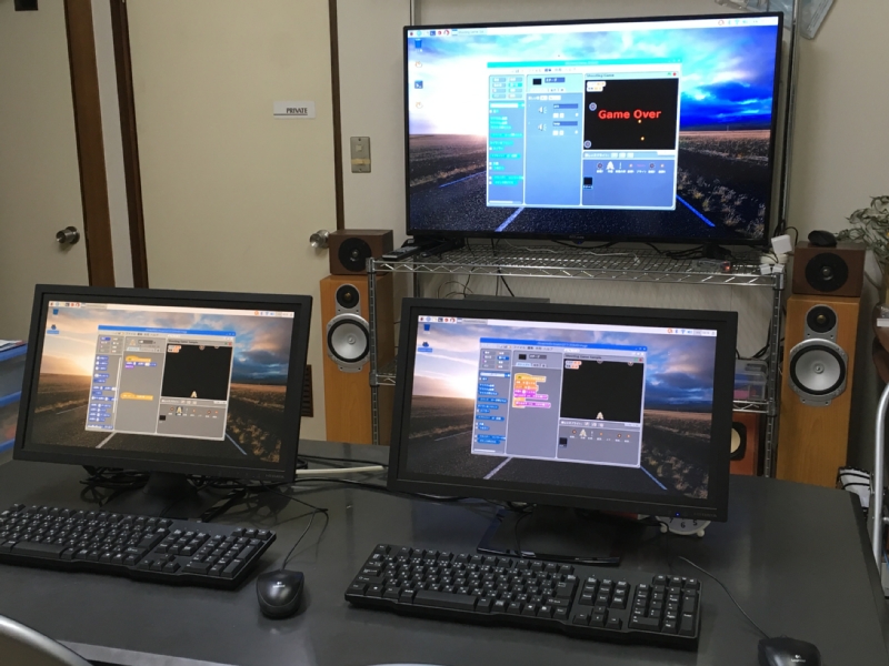 ITえき塾の教室内の風景。50インチ液晶ディスプレイとパソコンが2台。