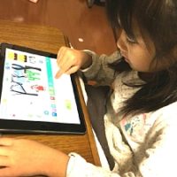 Scratch-Jrをタブレットでしている幼稚園の女の子