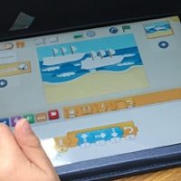iPadを使ってScratch Jrで作品を作っているところ