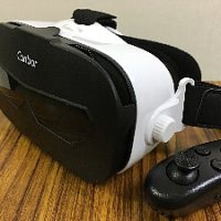 VR（仮想現実）のヘッドセットとコントローラー