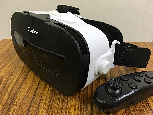 VR（仮想現実）のヘッドセットとコントローラー