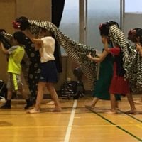 御霊神社の夏祭りの獅子講の練習をする子どもたち。西船場小学校にて