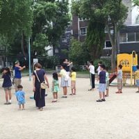 西船場公園でラジオ体操をしている子どもたち(2017)