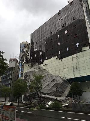 台風21号で被害を受けた大阪市西区の東洋ゴムのビル