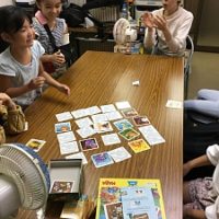 大阪西区の肥後橋教室で、記憶ゲームをして盛り上がる小学生の女の子たち