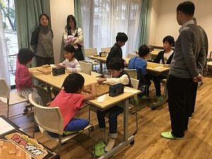 第3回将棋デーinプログラミング教室の経験者コースでの大会・予選で、子どもたちの戦いも白熱している様子
