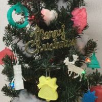 3Dプリンターの制作物で飾ったITえき塾のクリスマスツリーのサムネイル