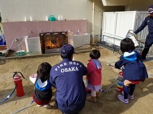 大阪・西船場地域の防災訓練で西船場幼稚園の園児が消火訓練をしているところ（西船場小学校・幼稚園にて）